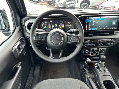 Used 2024 Jeep Wrangler Unlimited image 13