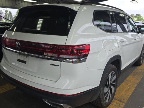 Used 2025 Volkswagen Atlas SE image 2