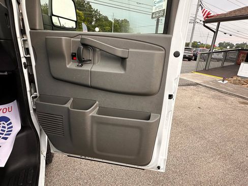 Used 2018 Chevrolet Express 2500 Extended RWD image 22