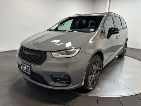 Used 2023 Chrysler Pacifica Limited w/ S Appearance Package AWD/4WD image 6