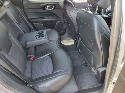 Used 2022 Jeep Compass Latitude FWD image 16