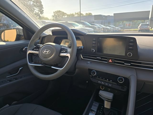 Certified 2025 Hyundai Elantra Hybrid FWD image 11