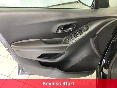 Used 2020 Chevrolet Trax LT w/ LT Convenience Package FWD image 12
