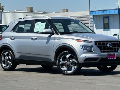 Used 2025 Hyundai Venue SEL FWD image 2