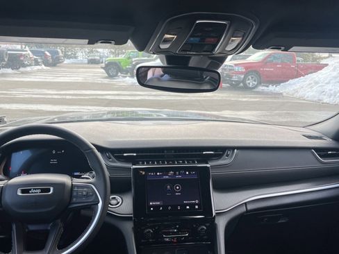 Used 2023 Jeep Grand Cherokee Altitude image 14