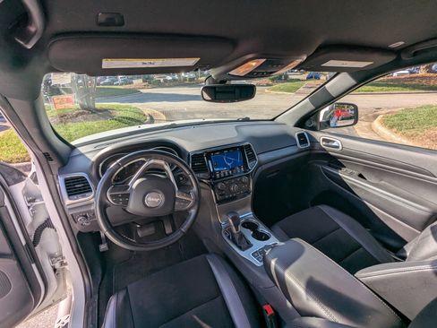 Used 2022 Jeep Grand Cherokee Laredo X image 12