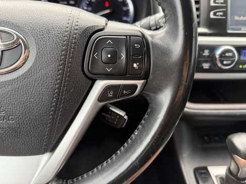 Used 2017 Toyota Highlander XLE FWD image 17