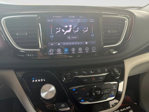 Used 2019 Chrysler Pacifica Limited w/ Tire & Wheel Group FWD image 24
