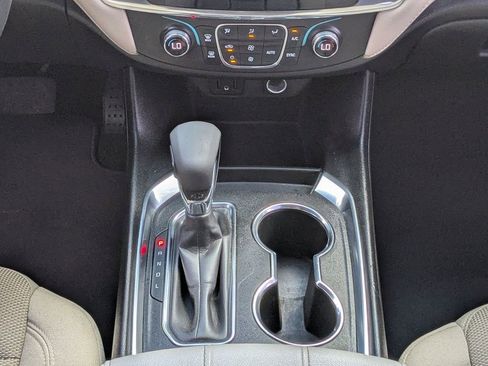 Used 2022 Chevrolet Traverse LS image 19