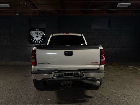Used 2005 GMC Sierra 2500 SLT w/ Heavy-Duty Power Package AWD/4WD image 4