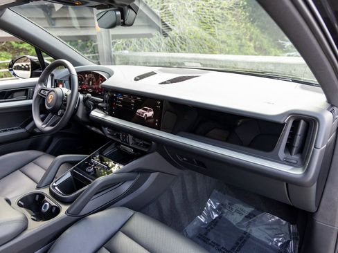 Certified 2025 Porsche Cayenne image 54
