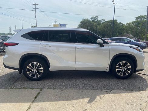 Used 2021 Toyota Highlander XLE AWD/4WD image 6