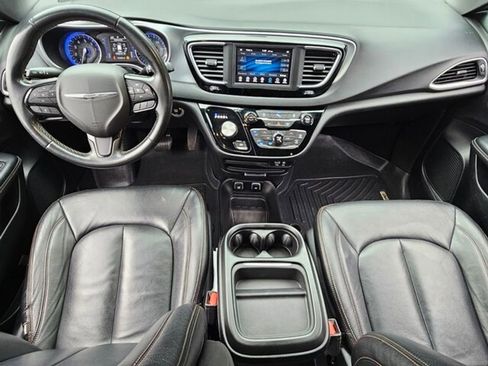 Used 2020 Chrysler Pacifica Touring w/ S Appearance Package image 11