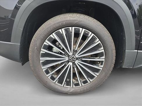 Used 2025 Volkswagen Taos SE FWD image 23