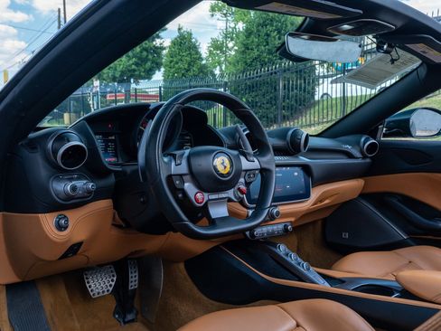 Used 2019 Ferrari Portofino RWD image 29