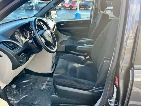 Used 2016 Dodge Grand Caravan SE image 10