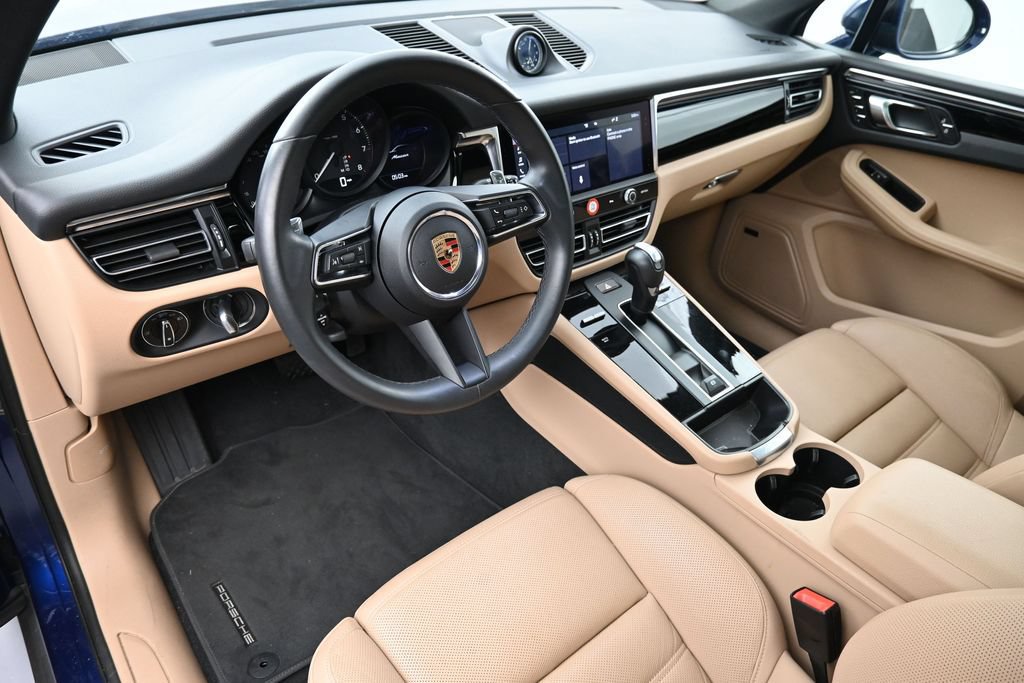 Certified 2025 Porsche Macan AWD/4WD image 4