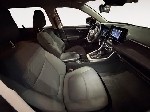 Used 2021 Toyota RAV4 LE image 16