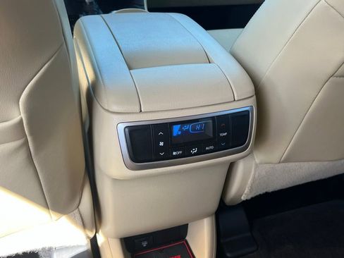 Used 2015 Toyota Highlander Limited FWD image 19