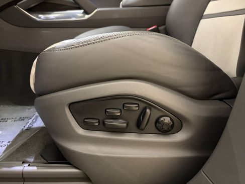Certified 2023 Porsche Cayenne Turbo S AWD/4WD image 22
