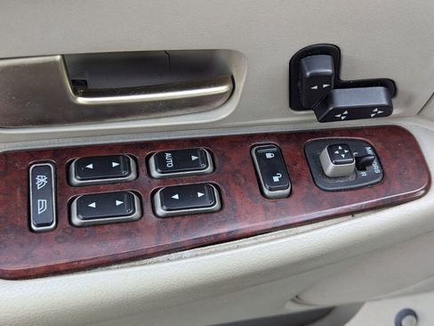 Used 2004 Lincoln Town Car Signature image 19