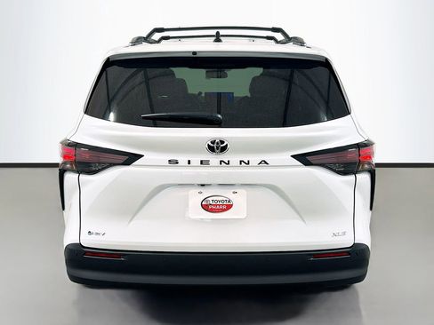 New 2026 Toyota Sienna XLE FWD image 5