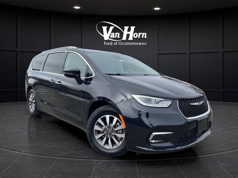 Used 2021 Chrysler Pacifica Touring-L FWD image 2