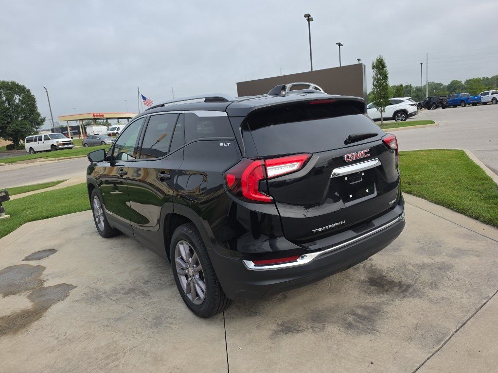 Used 2024 GMC Terrain SLT AWD/4WD image 7