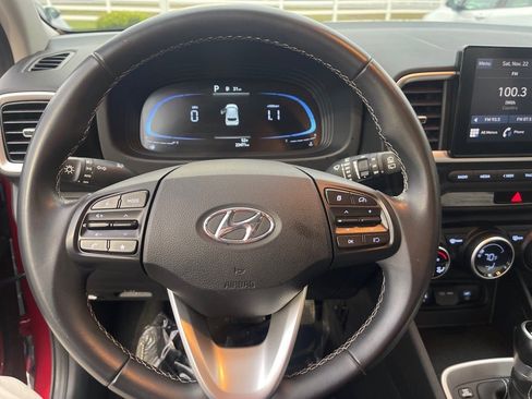 Used 2024 Hyundai Venue SEL image 9