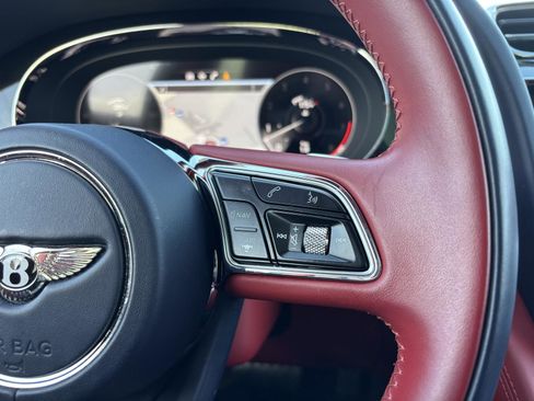 Used 2022 Bentley Bentayga AWD/4WD image 21