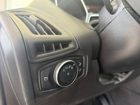 Used 2018 Ford Focus SE FWD image 11