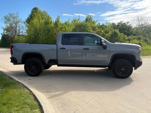 Used 2024 Chevrolet Silverado 2500 ZR2 w/ Technology Package AWD/4WD image 10