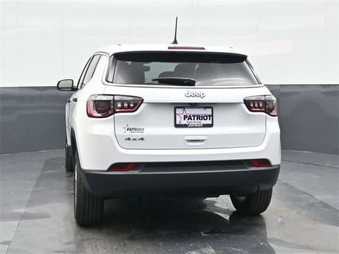 Used 2025 Jeep Compass Sport image 3