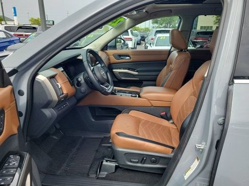 Used 2023 Nissan Pathfinder Platinum AWD/4WD image 16