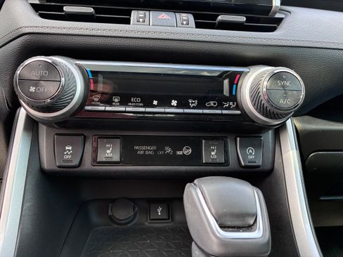 Used 2022 Toyota RAV4 XLE Premium AWD/4WD image 19