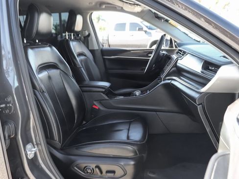 Used 2023 Jeep Grand Cherokee L Limited AWD/4WD image 41