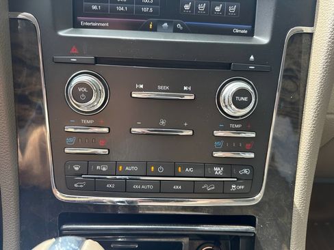 Used 2015 Lincoln Navigator 4WD image 20