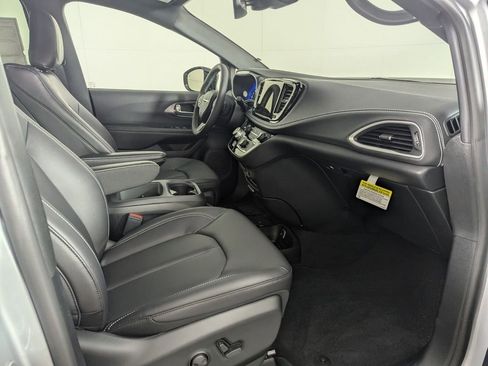 New 2026 Chrysler Pacifica Select FWD image 29