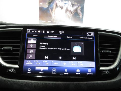 Used 2022 Chrysler Pacifica Touring-L FWD image 17