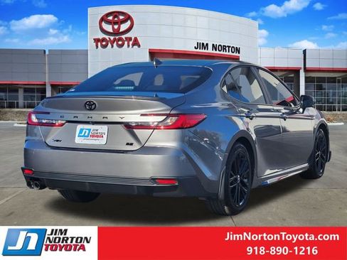Used 2025 Toyota Camry SE image 6