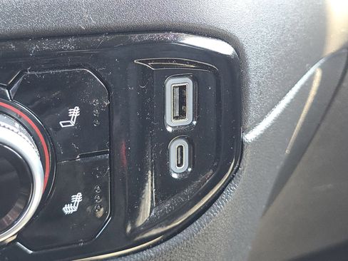 Used 2024 GMC Sierra 1500 SLT image 8