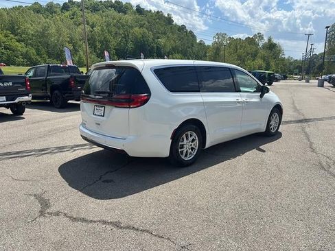 Used 2023 Chrysler Pacifica Touring-L FWD image 5