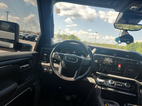 Used 2025 GMC Sierra 2500 AT4X AWD/4WD image 17