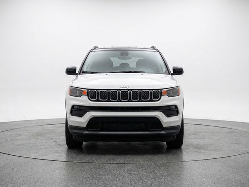 Used 2025 Jeep Compass Limited AWD/4WD image 2