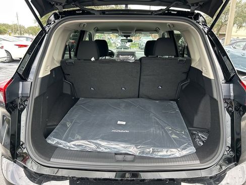 Used 2025 Nissan Rogue S image 43