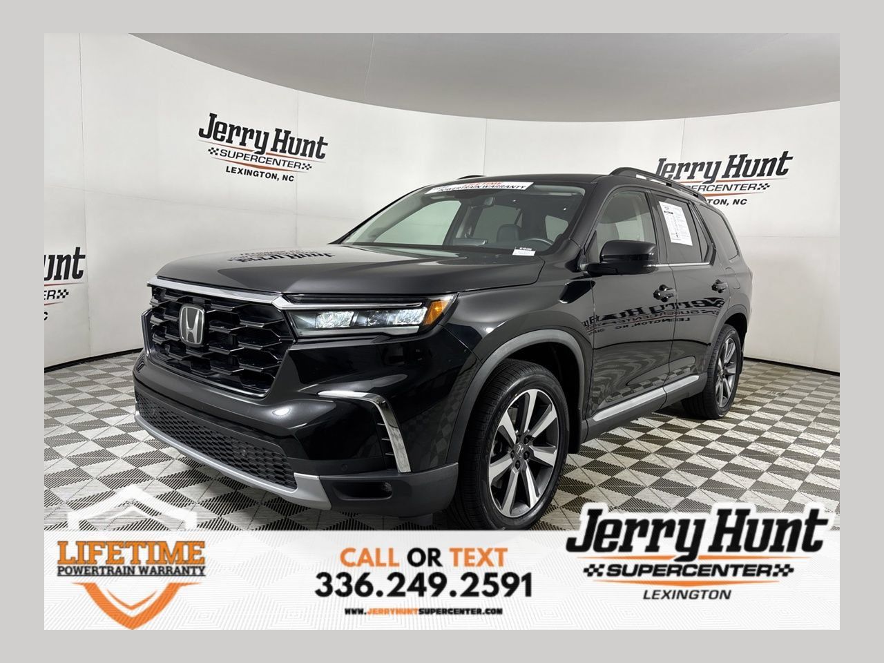 Used 2024 Honda Pilot Touring image 1