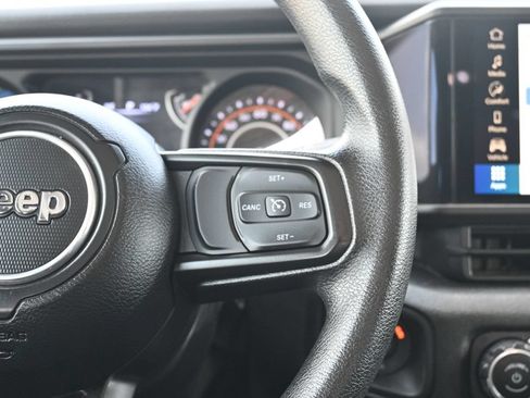 Used 2024 Jeep Gladiator Sport AWD/4WD image 9
