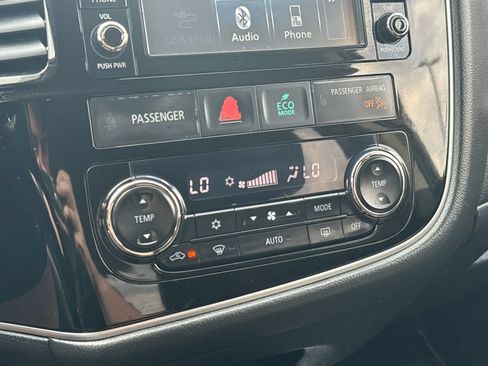 Used 2016 Mitsubishi Outlander SE AWD/4WD image 24