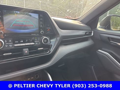 Used 2021 Toyota Highlander XSE FWD image 16