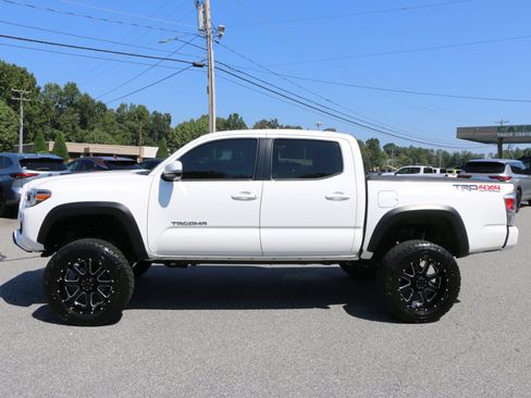 Used 2020 Toyota Tacoma TRD Off-Road w/ TRD Premium Off Road Package AWD/4WD image 2